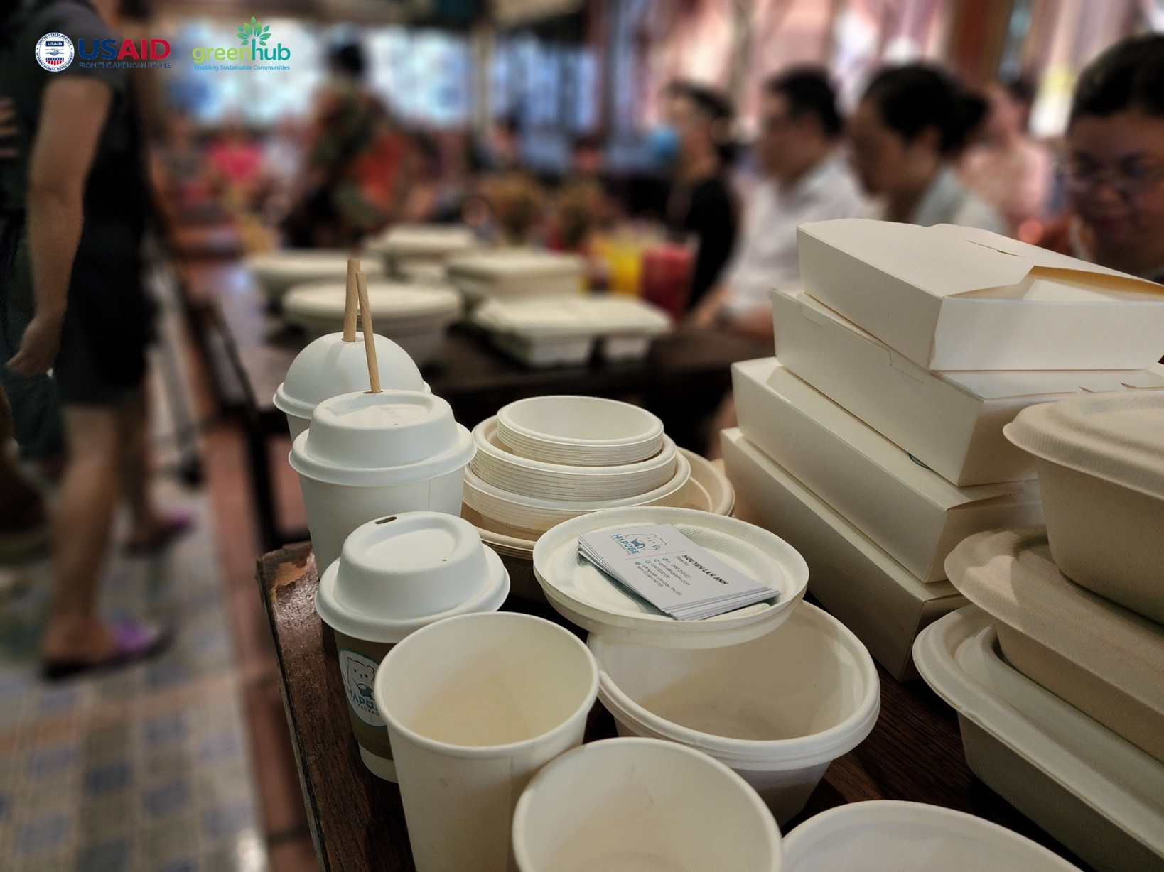 các hộ kinh doanh phố ẩm thực Tống Duy Tân - Ngõ Cấm Chỉ trong quá trình giảm thiểu rác thải nhựa