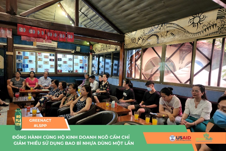 các hộ kinh doanh phố ẩm thực Tống Duy Tân - Ngõ Cấm Chỉ trong quá trình giảm thiểu rác thải nhựa