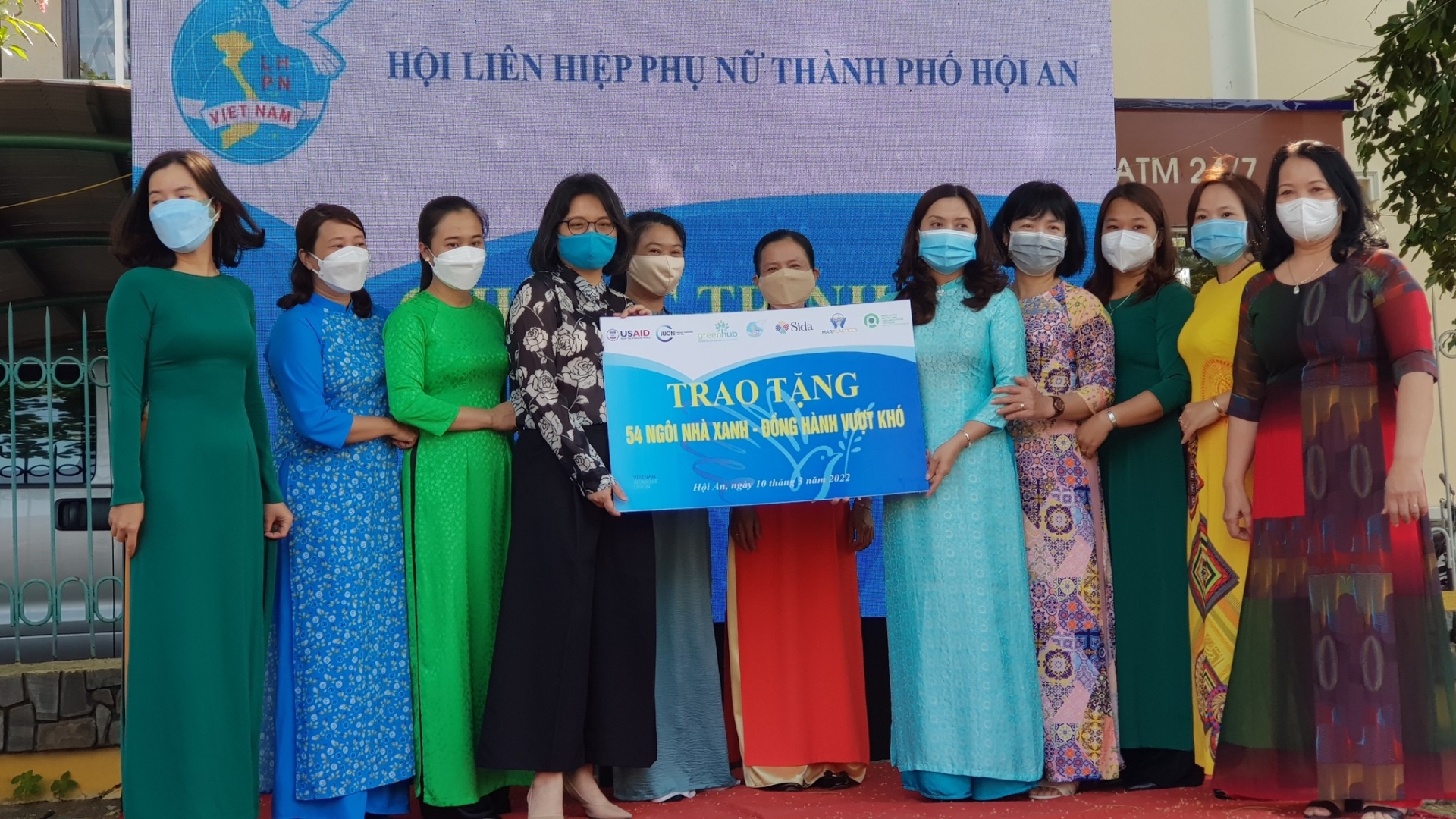 Chương trình "Trao tặng ngôi nhà xanh và thùng rác làm từ nhựa tái chế cho Thành phố Hội An"