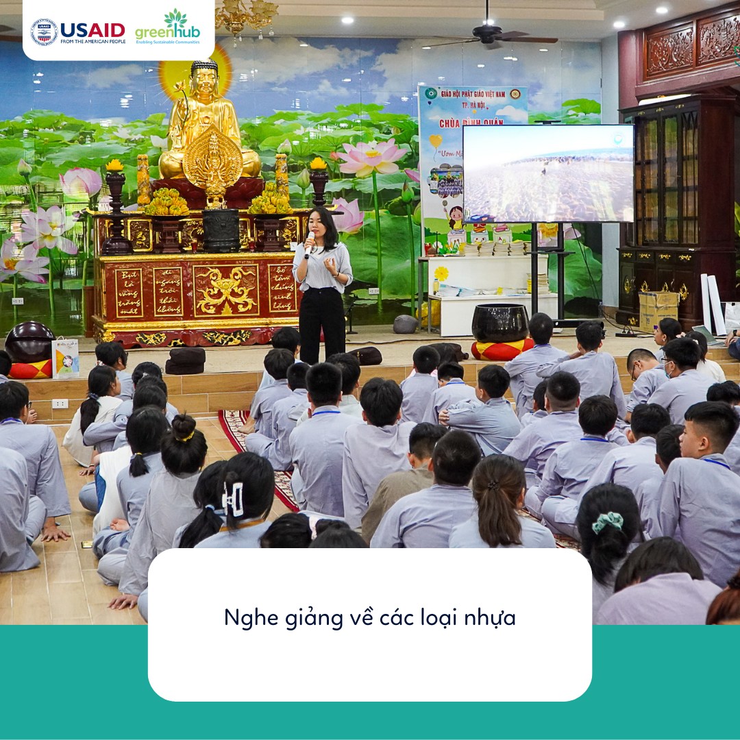 Dự án LSPP đã cùng các em nhỏ ở khoá tu chùa Đình Quán tìm hiểu về nhựa như thế nào?