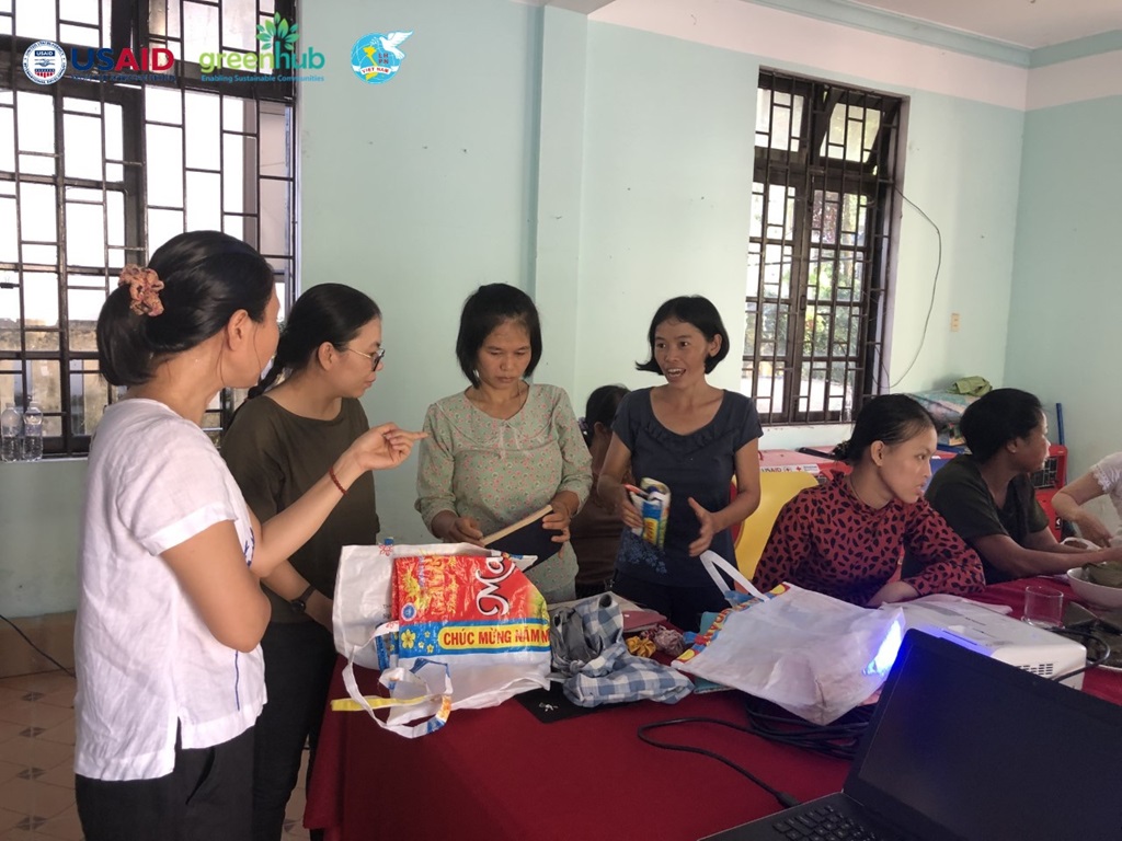Tập huấn xây dựng mô hình tái chế rác thải nhựa, tạo sinh kế cho người yếu thế