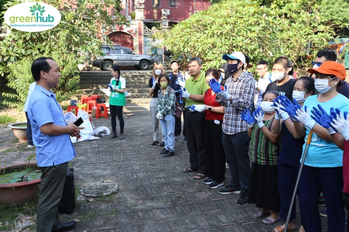 Chung tay làm sạch Bờ Vở sông Hồng